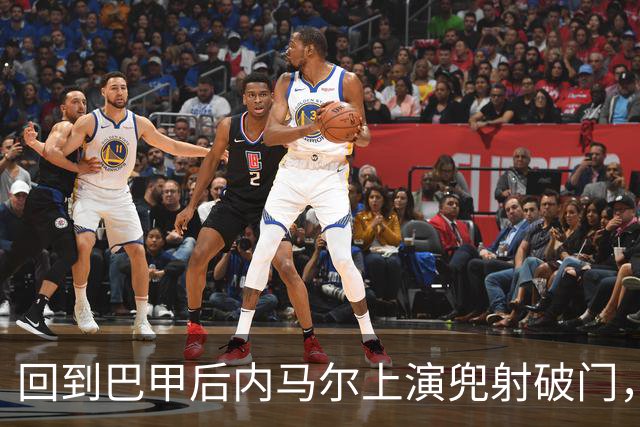 回到巴甲后内马尔上演兜射破门，做出发牌庆祝回击外界质疑